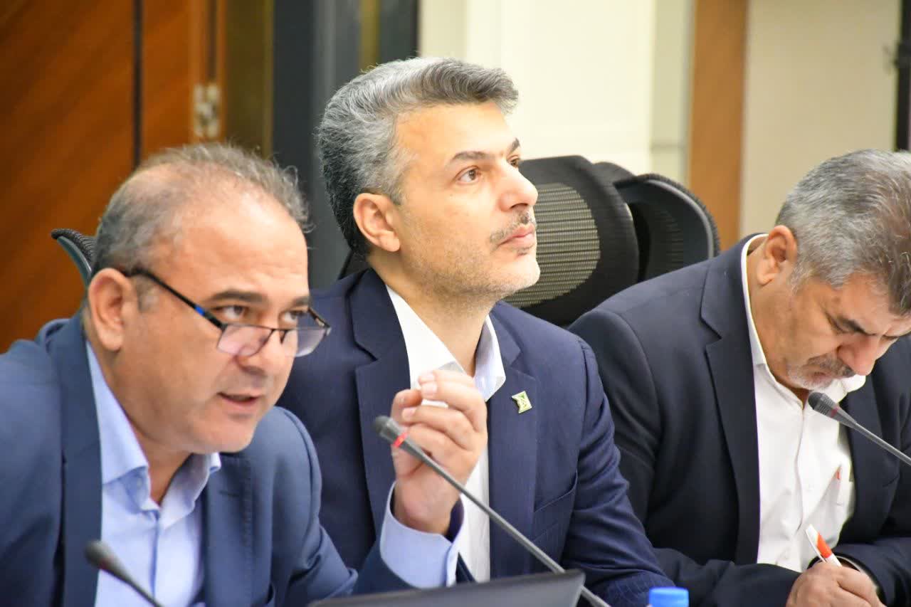 مدیرکل دفتر عدالت آموزشی و آموزش عشایر کشور در گردهمایی سراسری مدیران امور عشایر کشور در تبریز گفت:در مدارس عشایری نباید فقط به آموزش توجه شود بلکه پرورش و تربیت را نیز هم راستا با آموزش می‌دانیم