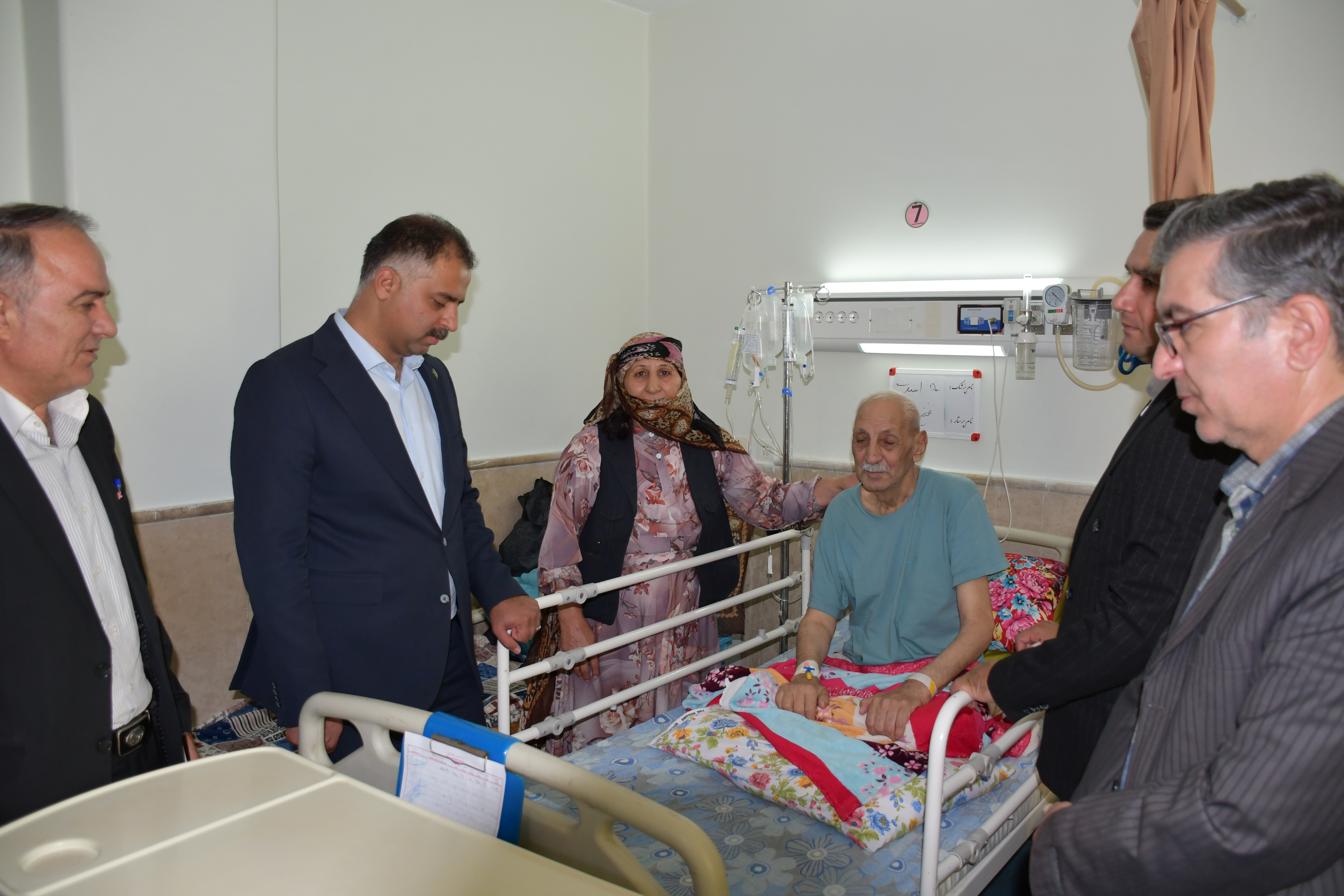 عیادت مدیرکل امور عشایر آذربایجان شرقی از یکی از بزرگان جامعه عشایری شهرستان اهر