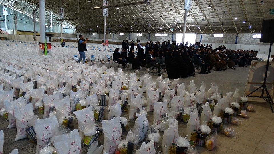 گزارش تصویری: حضور مدیرکل امور عشایر در رزمایش توزیع 10 هزار بسته معیشتی