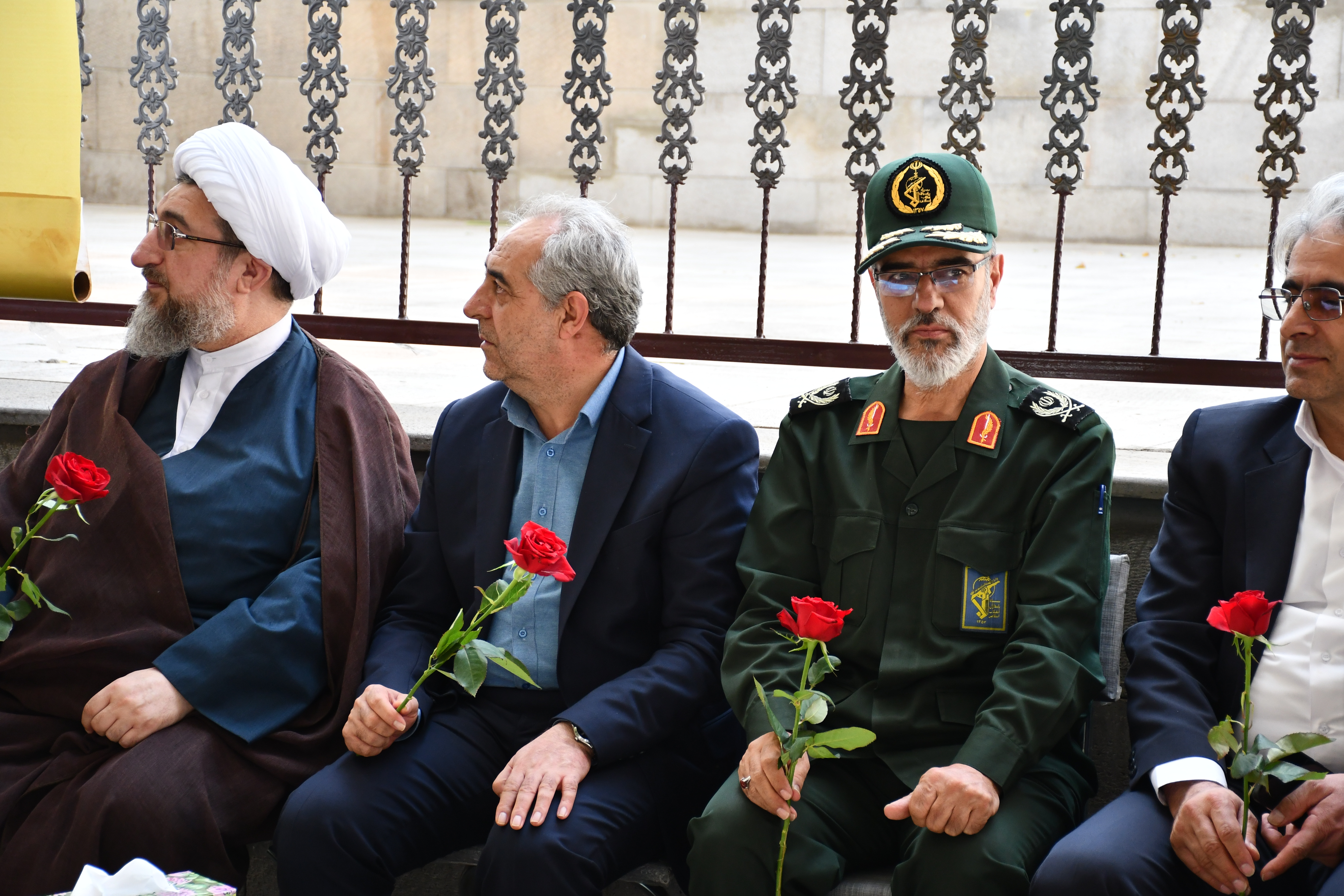  پاسداشت یاد شهدا با حضور مدیرکل عشایر بر مزار شهید آل‌هاشم و شهید بذلی 