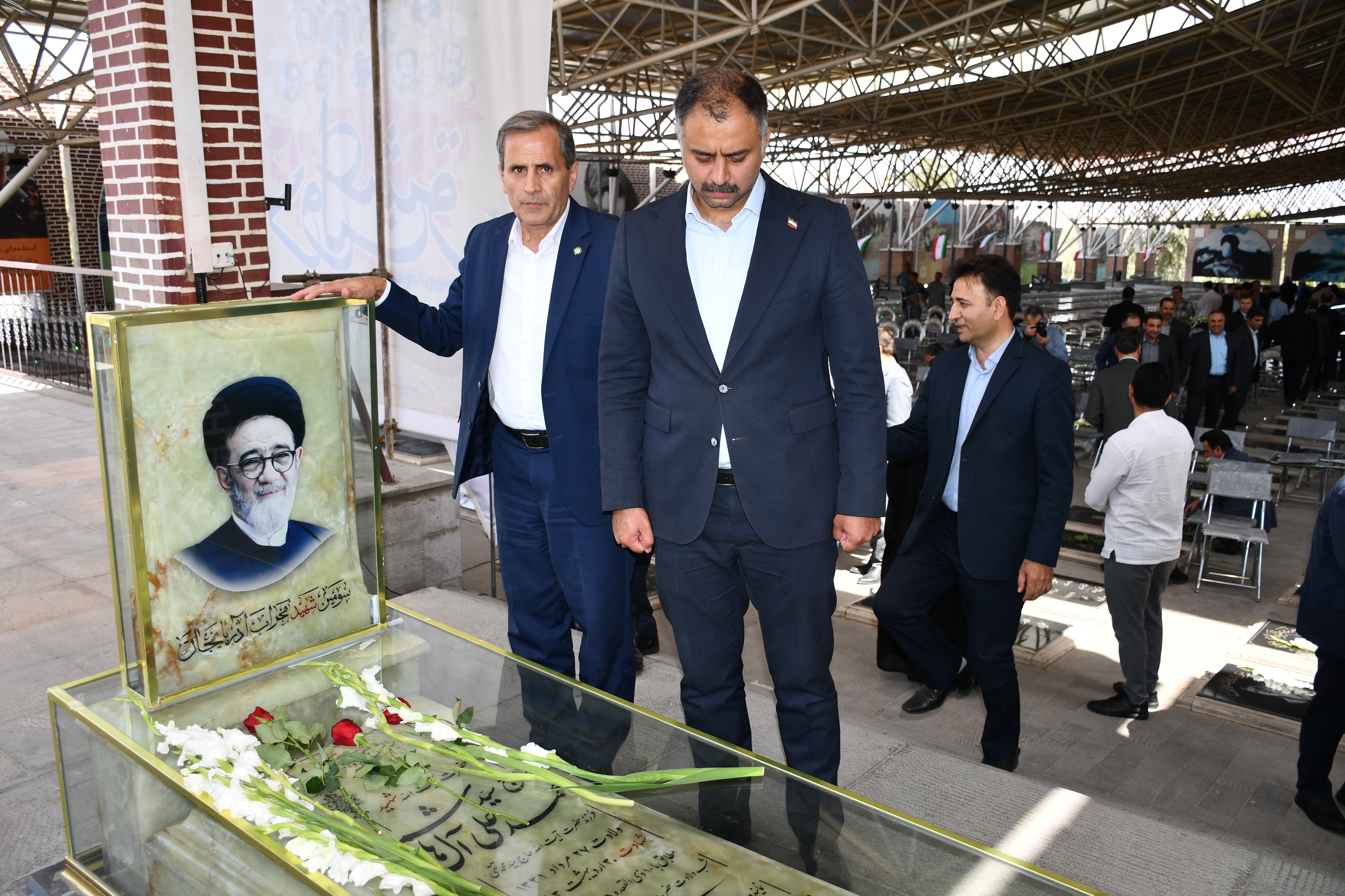  پاسداشت یاد شهدا با حضور مدیرکل عشایر بر مزار شهید آل‌هاشم و شهید بذلی 