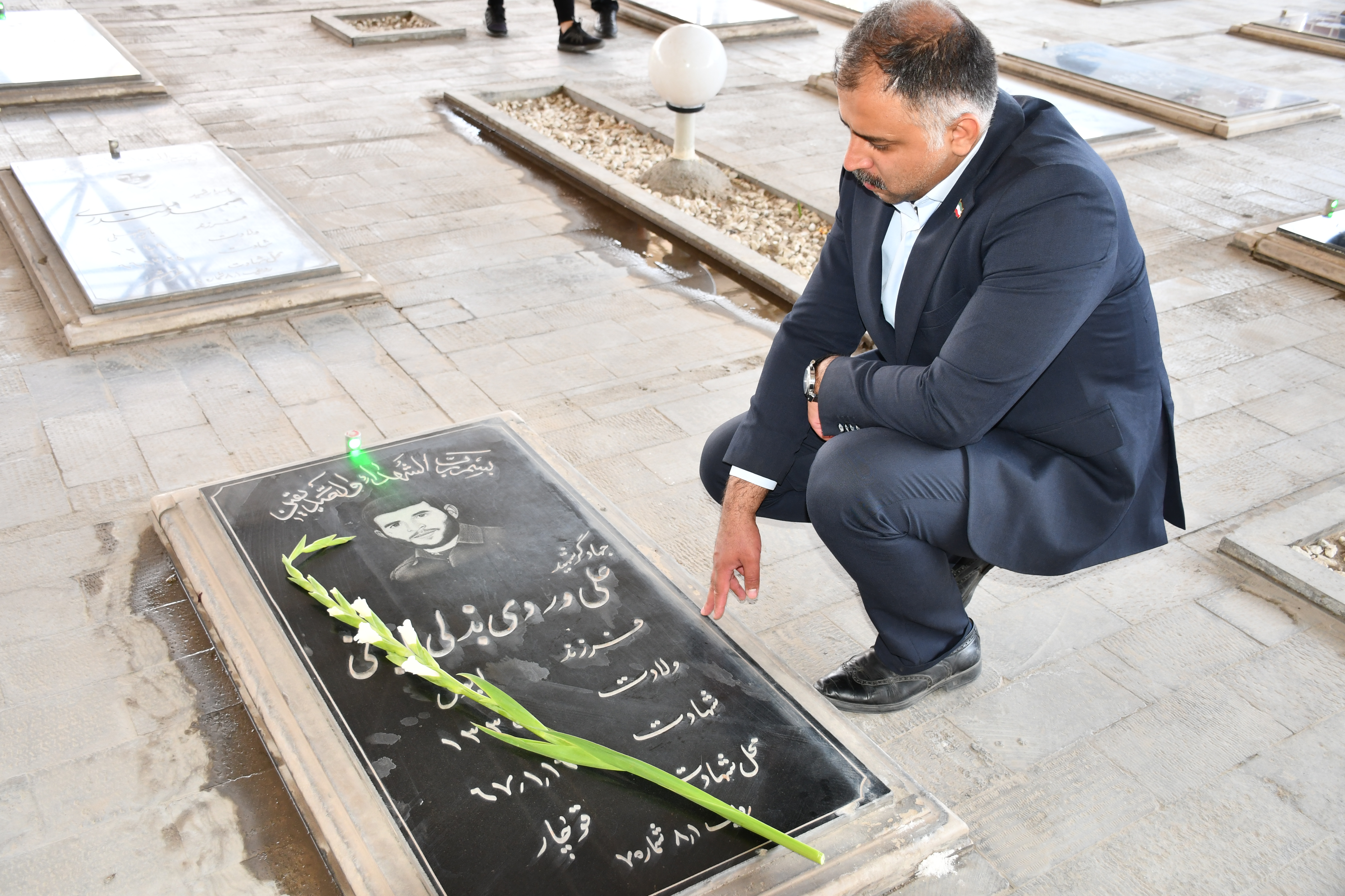  پاسداشت یاد شهدا با حضور مدیرکل عشایر بر مزار شهید آل‌هاشم و شهید بذلی 