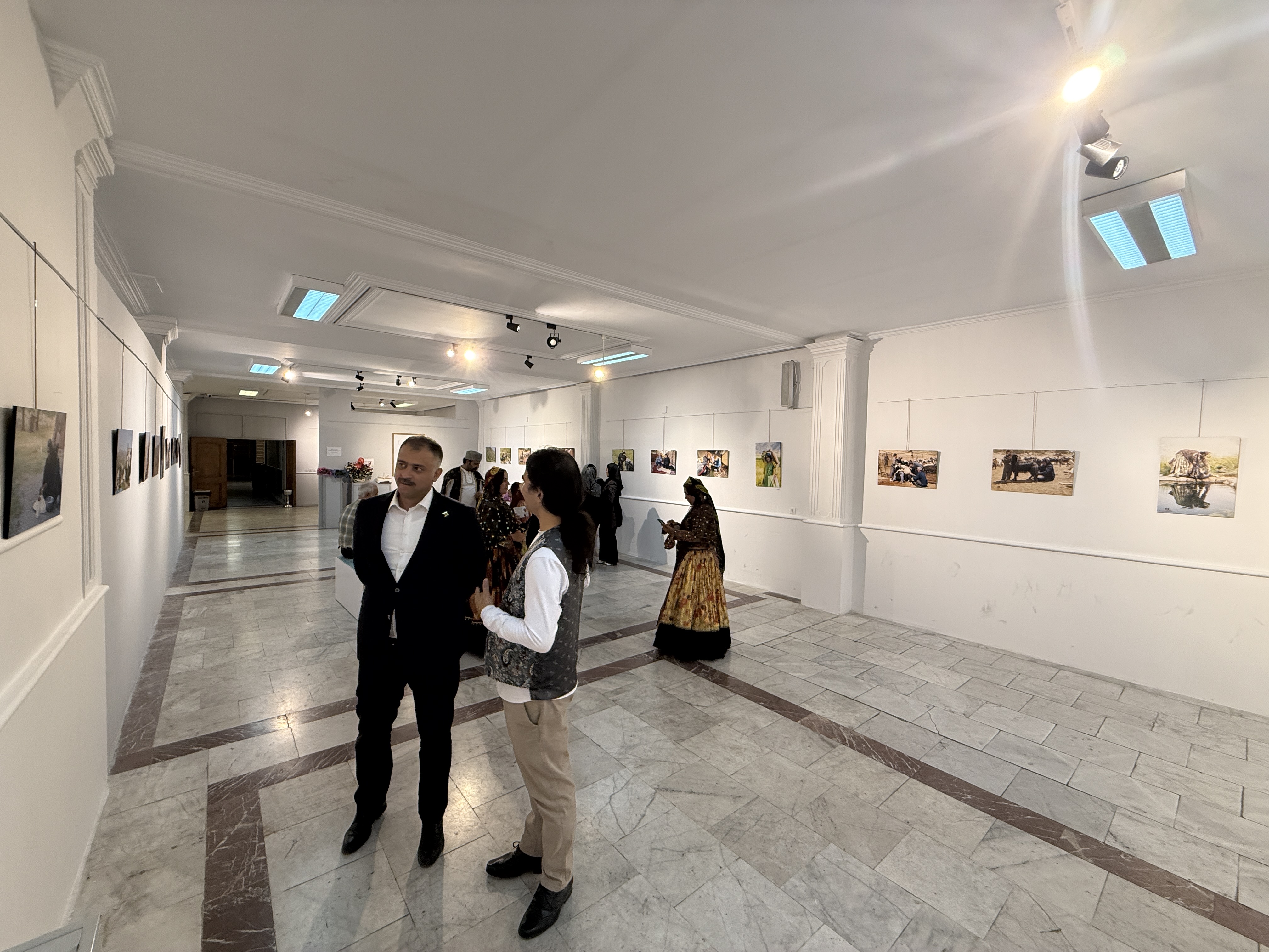 بازدید مدیرکل امور عشایر آذربایجان شرقی از نمایشگاه عکاسی ترکان قشقایی