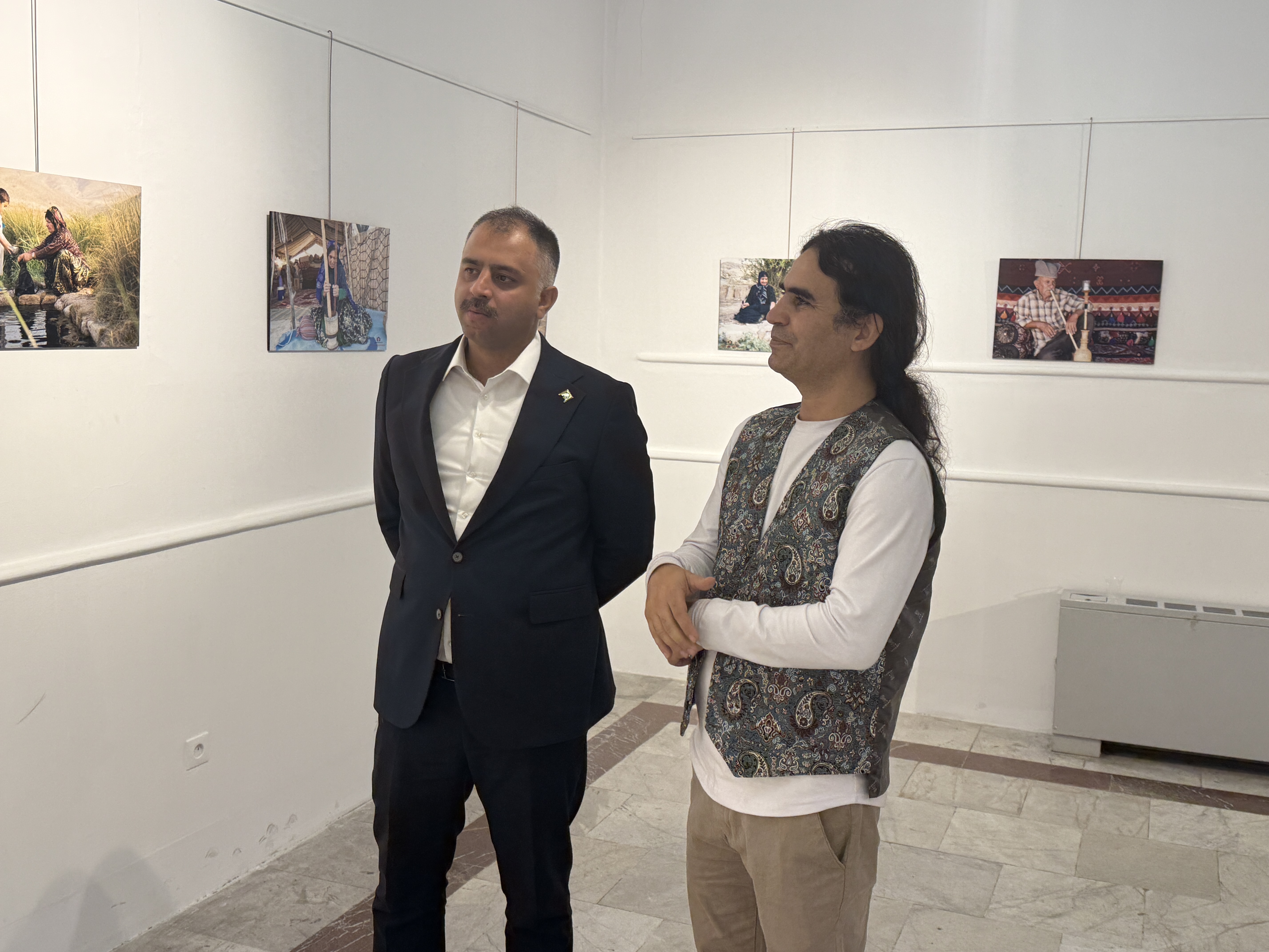 بازدید مدیرکل امور عشایر آذربایجان شرقی از نمایشگاه عکاسی ترکان قشقایی