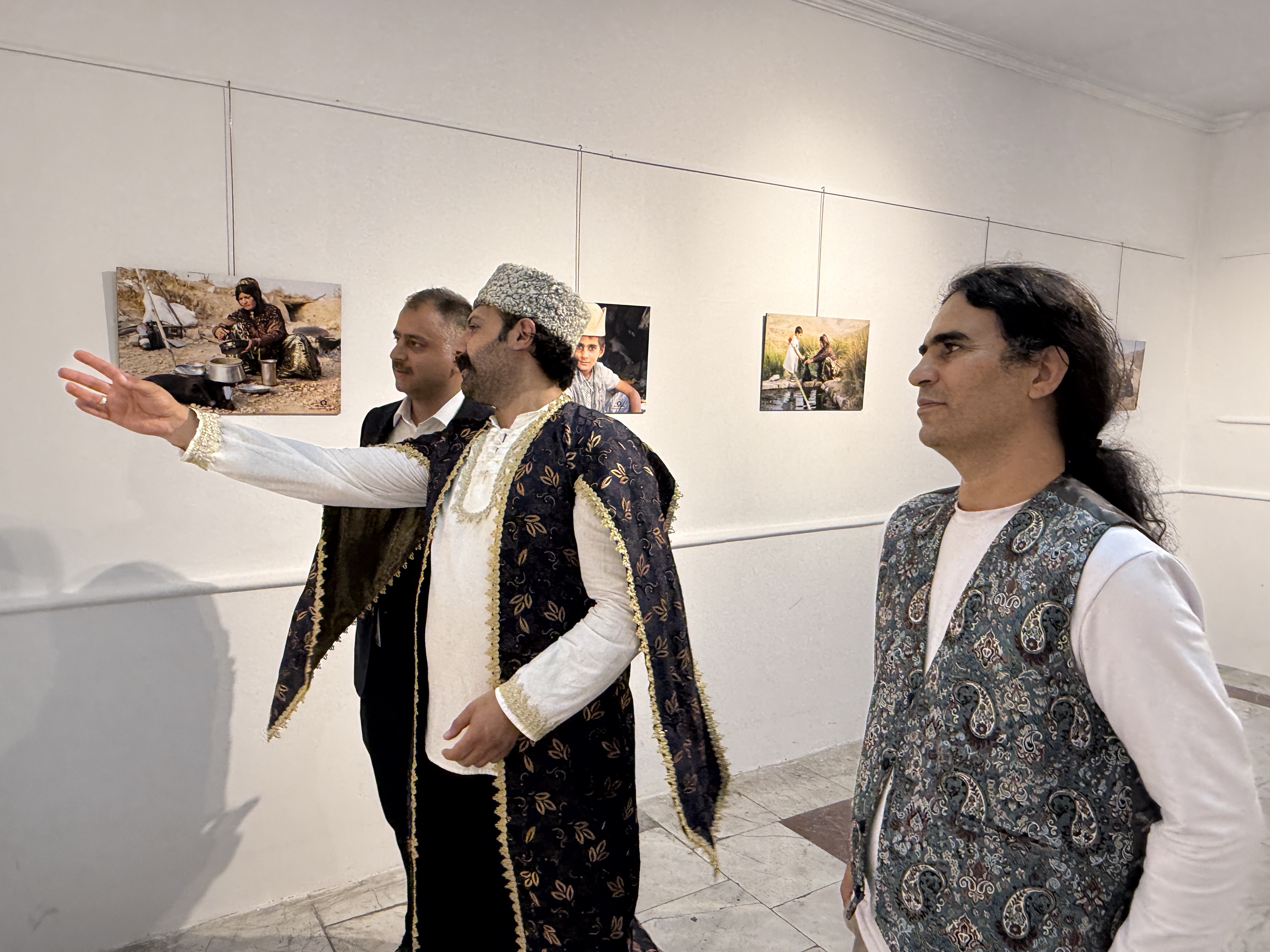 بازدید مدیرکل امور عشایر آذربایجان شرقی از نمایشگاه عکاسی ترکان قشقایی