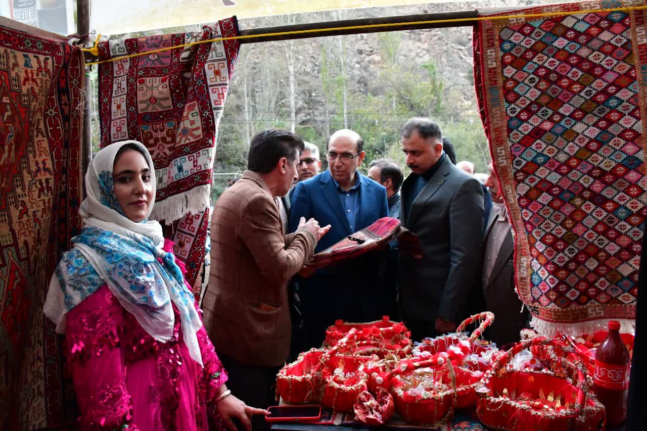 به گزارش روابط عمومی اداره کل امور عشایر آذربایجان شرقی، پنجمین جشنواره انار خداآفرین با حضور علی سبزیچی مدیرکل امور عشایر استان، فرماندار ،نماینده مردم شهرستانهای کلیبر ،خداآفرین وهوراند در مجلس شورای اسلامی ،بخشداران ،مدیران کل ،مسئولان و مهمانان استانی وشهرستانی ؛کشاورزان ،هنرمندان در روستای گردشگری مردانقم در بخش منجوان برگزار شد . دراین جشنواره از گواهینامه  ثبت جشنواره انارمردانقم در رویداد های گردشگری کشور رونمایی واز چندین کشاورز نمونه نیز  تجلیل شد .درحاشیه این جشنواره مسابقه نقاشی کودکان برگزار وغ