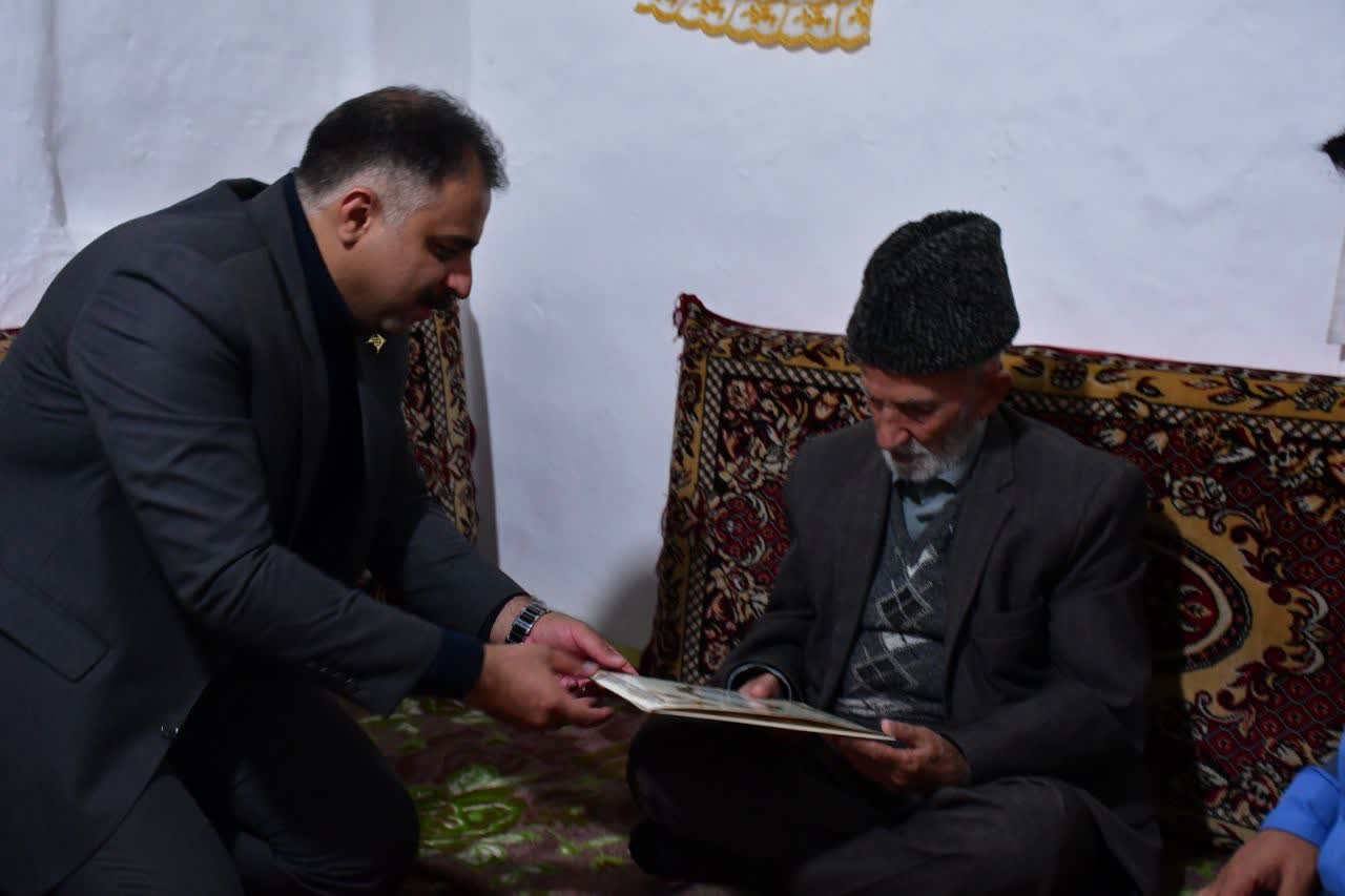 به گزارش روابط عمومی اداره کل امور عشایر آذربایجان شرقی، پنجمین جشنواره انار خداآفرین با حضور علی سبزیچی مدیرکل امور عشایر استان، فرماندار ،نماینده مردم شهرستانهای کلیبر ،خداآفرین وهوراند در مجلس شورای اسلامی ،بخشداران ،مدیران کل ،مسئولان و مهمانان استانی وشهرستانی ؛کشاورزان ،هنرمندان در روستای گردشگری مردانقم در بخش منجوان برگزار شد . دراین جشنواره از گواهینامه  ثبت جشنواره انارمردانقم در رویداد های گردشگری کشور رونمایی واز چندین کشاورز نمونه نیز  تجلیل شد .درحاشیه این جشنواره مسابقه نقاشی کودکان برگزار وغ