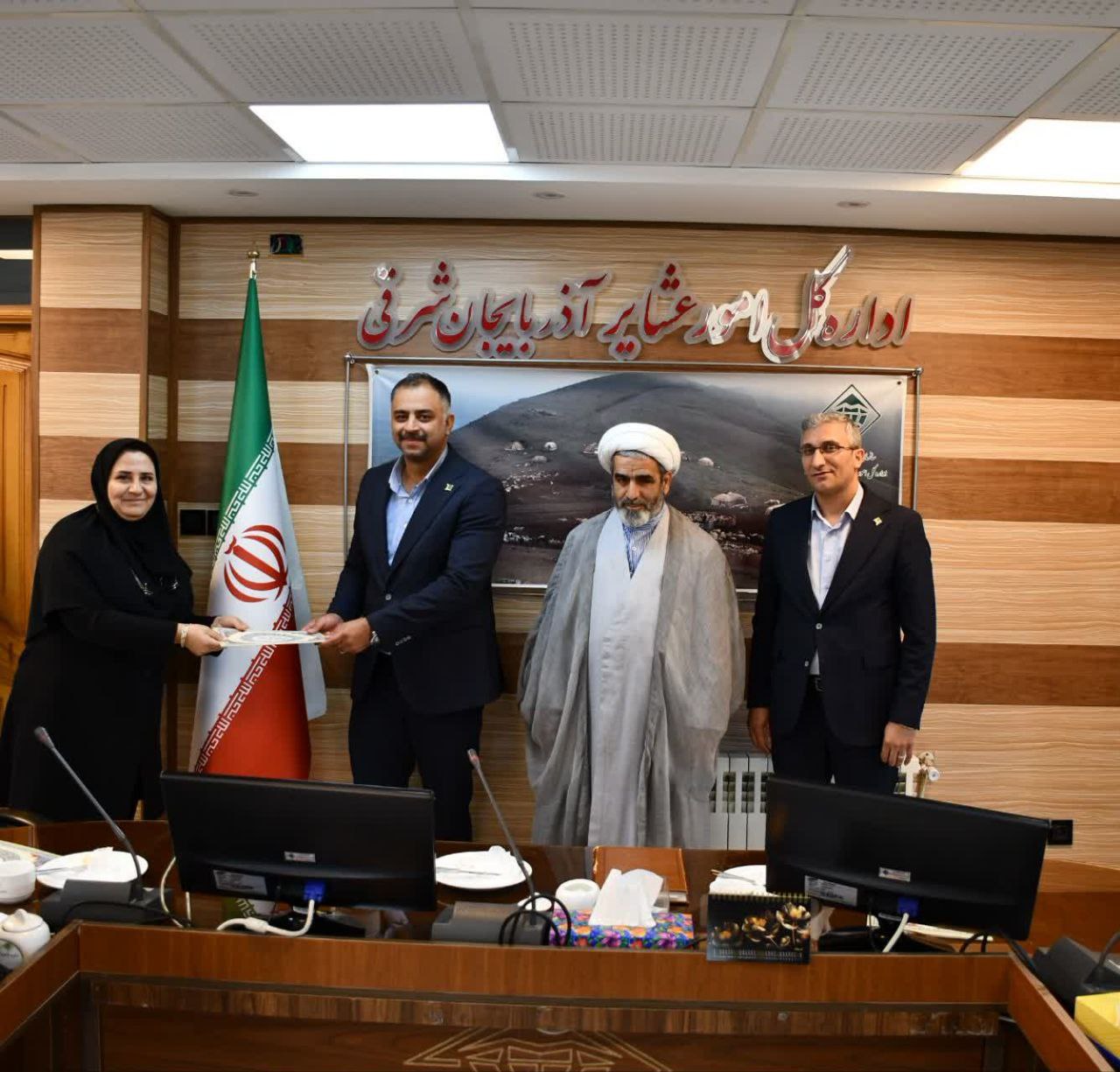 تجلیل از عوامل اجرایی گردهمایی مدیران ستادی و استانی امور عشایر کشور در تبریز