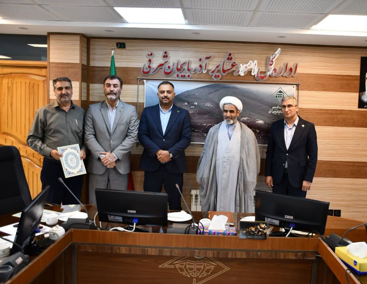 تجلیل از عوامل اجرایی گردهمایی مدیران ستادی و استانی امور عشایر کشور در تبریز