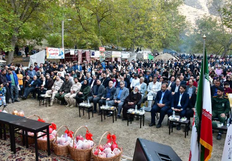 به گزارش روابط عمومی اداره کل امور عشایر آذربایجان شرقی، پنجمین جشنواره انار خداآفرین با حضور علی سبزیچی مدیرکل امور عشایر استان، فرماندار ،نماینده مردم شهرستانهای کلیبر ،خداآفرین وهوراند در مجلس شورای اسلامی ،بخشداران ،مدیران کل ،مسئولان و مهمانان استانی وشهرستانی ؛کشاورزان ،هنرمندان در روستای گردشگری مردانقم در بخش منجوان برگزار شد . دراین جشنواره از گواهینامه  ثبت جشنواره انارمردانقم در رویداد های گردشگری کشور رونمایی واز چندین کشاورز نمونه نیز  تجلیل شد .درحاشیه این جشنواره مسابقه نقاشی کودکان برگزار وغ