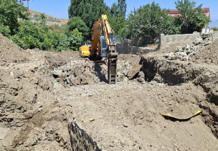 آغاز عملیات اجرایی احداث پل ورودی قشلاق حیدرکانلو در شهرستان خداآفرین