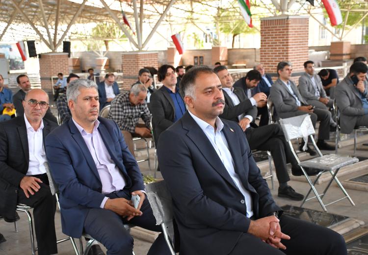  پاسداشت یاد شهدا با حضور مدیرکل عشایر بر مزار شهید آل‌هاشم و شهید بذلی 