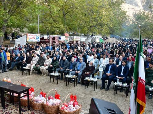 به گزارش روابط عمومی اداره کل امور عشایر آذربایجان شرقی، پنجمین جشنواره انار خداآفرین با حضور علی سبزیچی مدیرکل امور عشایر استان، فرماندار ،نماینده مردم شهرستانهای کلیبر ،خداآفرین وهوراند در مجلس شورای اسلامی ،بخشداران ،مدیران کل ،مسئولان و مهمانان استانی وشهرستانی ؛کشاورزان ،هنرمندان در روستای گردشگری مردانقم در بخش منجوان برگزار شد . دراین جشنواره از گواهینامه  ثبت جشنواره انارمردانقم در رویداد های گردشگری کشور رونمایی واز چندین کشاورز نمونه نیز  تجلیل شد .درحاشیه این جشنواره مسابقه نقاشی کودکان برگزار وغ